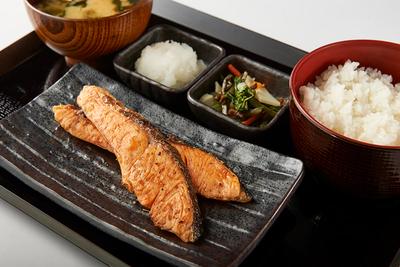 銀鮭塩焼き定食【大きな銀鮭が贅沢に2枚】
