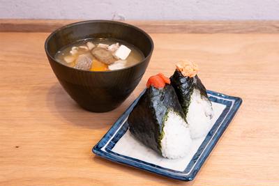 お得なお勧めおにぎり2個と豚汁セット