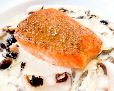 サーモンのソテー きのこライトクリームスープ仕立て Sauteed Salmon in Mushrooms Light Cream soup
