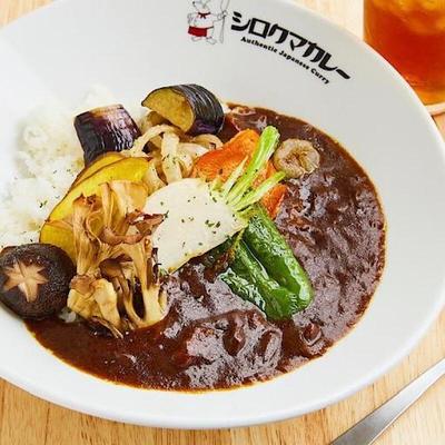 牛すじカレーの季節の野菜添え