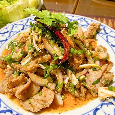 E-5.2  焼き豚トロのスパイシーサラダ < Kho Moo Nam Tok > Grilled Pork Collar Spicy Salad