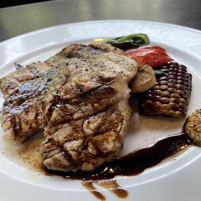 【ランチタイム限定！】豚肩ロース肉のグリルと焼き野菜  ～自家製パン・サラダ付きセット～