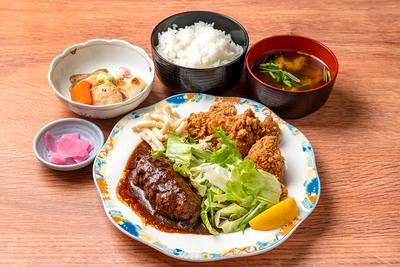 鶏肉唐揚げと粗挽きハンバーグ弁当