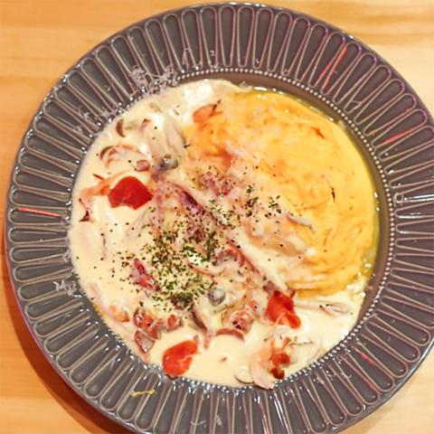 Hajiバル 生ハムのカルボナーラソースオムライス