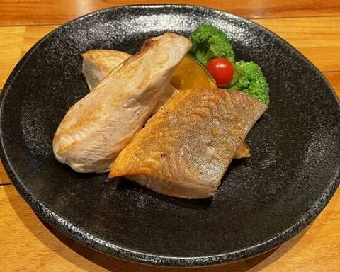 筋肉食堂 銀座コリドー店 New・鶏ムネ肉ステーキ+サーモン (弁当)