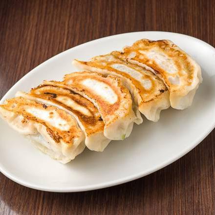 箱崎餃子旭 焼き大餃子(5ヶ) Pan-Fried Large Gyoza Dumplings (5 Pieces)