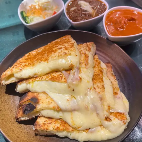 NEW TAJMAHAL EVEREST 塚本店 Cheese naan set チーズナンセット