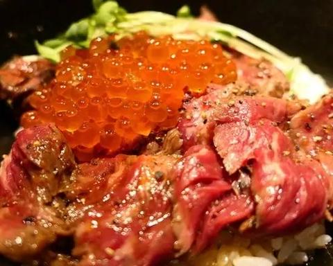 九州料理 もつ吉 黒毛和牛レアステーキ丼(自家製いくらのせ)