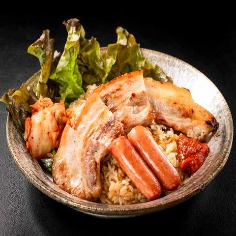 韓流ご褒美飯♪バターガーリックライスの【サムギョプサル丼】 黄金町店 ソーセージ＆サムギョプサル丼 Samgyeopsal Rice Bowl with Sausage