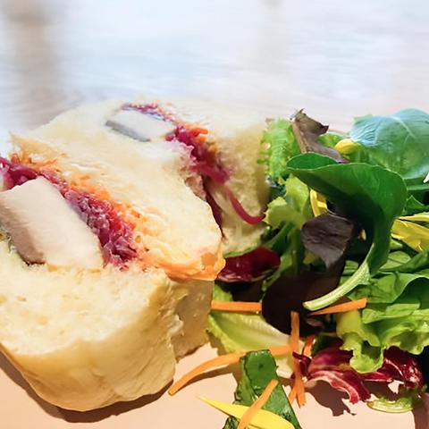 パンとシフォンケーキのカフェ パニー サバサンドサラダセット