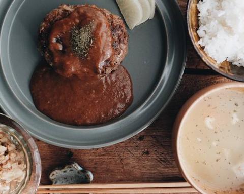 愛志亭 超熟ハンバーグ弁当 デミグラスソース(ハンバーグ、ライス、漬物、日替わりサラダ 、日替わりスープセット)