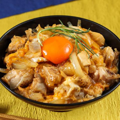 とり鉄 京急川崎駅前店 ”純種”黒烏骨鶏の卵と炙りもも肉の親子丼