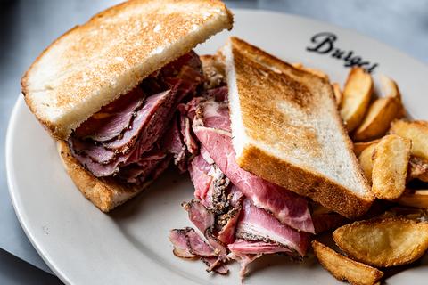 BurgerMania恵比寿店 パストラミ(フレンチフライ付)Pastrami Sandwich with French Fries