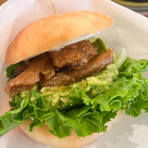 松竹圓カフェ ビーガンの照り焼き鳥バーガー  Vegan Teriyaki Chicken Burger