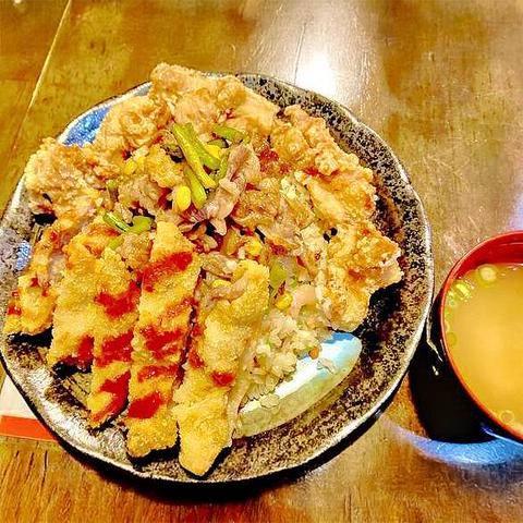 スタミナ肉飯 【当店人気No.1】焼肉ピラフ(豚カルビ) (トンカツ、鳥の唐揚げ、味噌汁付き)
