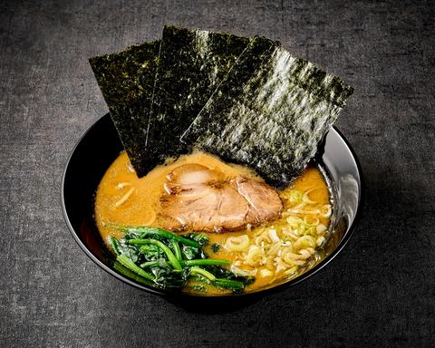 横浜家系ラーメン まこ家 大森店 ラーメン(チャーシュー1枚、ほうれん草、薬味ネギ、海苔3枚)