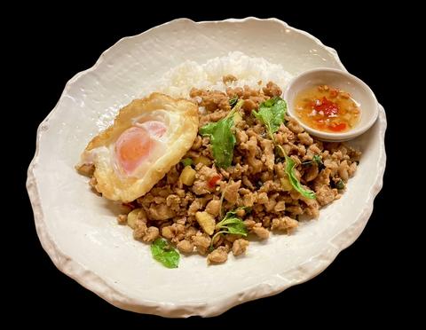 タイレストランイサーン 浅草店 22.カオ・パッ・ガパオ・ムー  KAO GAPAO MU KAI DAO