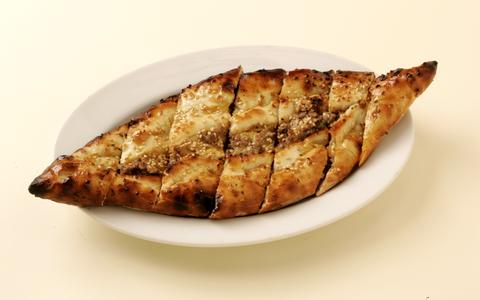 トルコ料理ボスボラスハサン新宿店 KIYMALI PIDE ( Ground met pzza ) クイマル ピデ/挽肉のトルコピザ ( HALAL)  トルコ料理