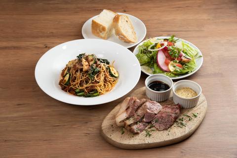トラットリア クアルト 西新宿店 コンプリートディナーセット(サラダ、家製パン、パスタ、豚肩ロースのグリル)