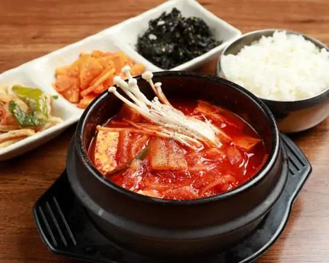 新大久保韓国横丁 第一食堂 キムチチゲ(ご飯,おかず3品付き)