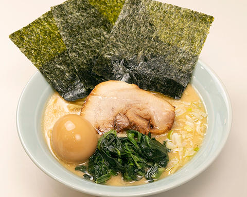 横浜家系ラーメン極上家 野毛店 【生麺】味玉ラーメン(薬味ネギ、ほうれん草、のり3枚、チャーシュー1枚、味玉1個)