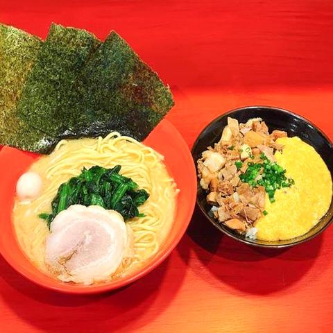 横浜家系ラーメン赤家下赤塚店 ラーメン+豚飯