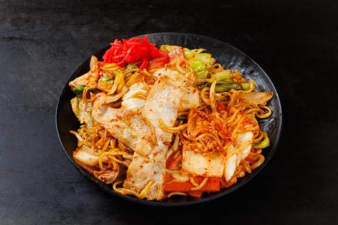 大盛り無料!具材山盛り焼きそば専門「かなざわ商店」 豚入りキムチ焼きそば(ソース)