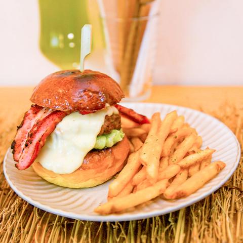 KAKUMEI burger ＆ cafe ベーコンチーズバーガー
