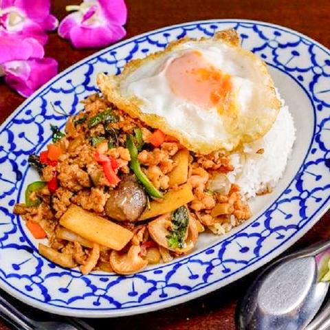 タイ屋台居酒屋 ガムランディー ガイ・パッ・バイカパオ Gai Pad Bai Gra Prow (Thai Basil Chicken and Fried Rice)