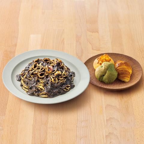 鎌倉パスタ エル守口店 105.やりいかのいかすみトマトソース<パン3個付き>