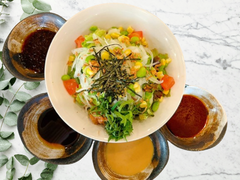 【New Open】豚汁つけうどん安田 久我山店 人気No.4【梅しそ入り】たっぷり野菜のサラダうどん