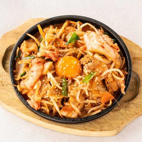 四季旬彩 料理人が魅せる神田和食店 桃源郷 豚キムチの鉄板焼き