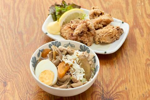 もつ焼きぶーちゃん もつ煮込み全部盛り唐揚げセット