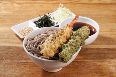 なぜ蕎麦にラー油を入れるのか。新橋駅前ビル店 W天ぷらもりそば(エビの天ぷら、ちくわの天ぷら)