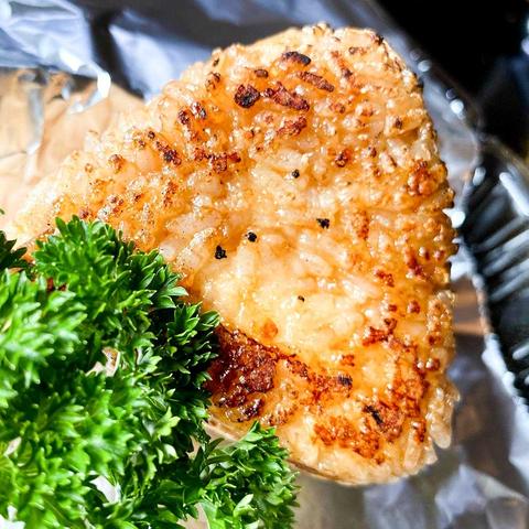 地鶏食堂じん.日赤通り カマンベール焼きおにぎり(1個)