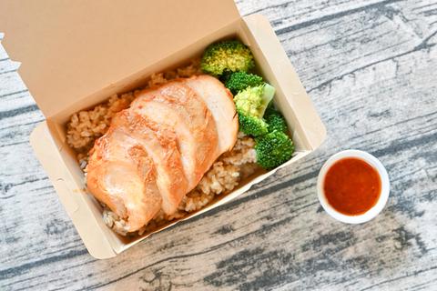 鶏胸肉とブロッコリー チキンブラザーズ 新宿店 Chicken Brothers Shinjuku 【たんぱく質29.5g】韓国風ゆで鶏くん(鶏むね肉)の玄米丼 【Protein 29.5g】 Korean Chicken-kun and Brown rice