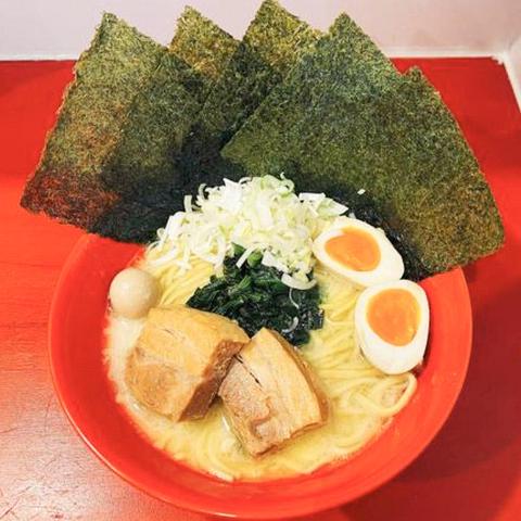 横浜家系ラーメン赤家聖蹟桜ヶ丘店 【当店人気No.1！】 赤盛りラーメン