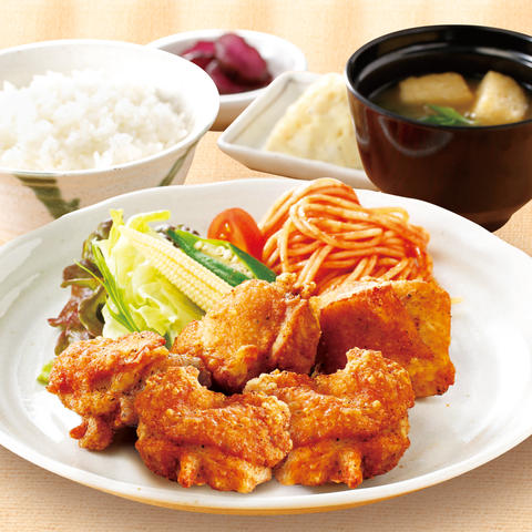 おかず多めの贅沢弁当 五反田 ときわ食堂 唐揚げ定食