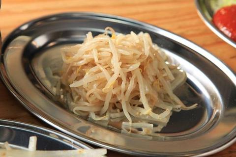 炭火ホルモン焼き まるかん もやしのナムル