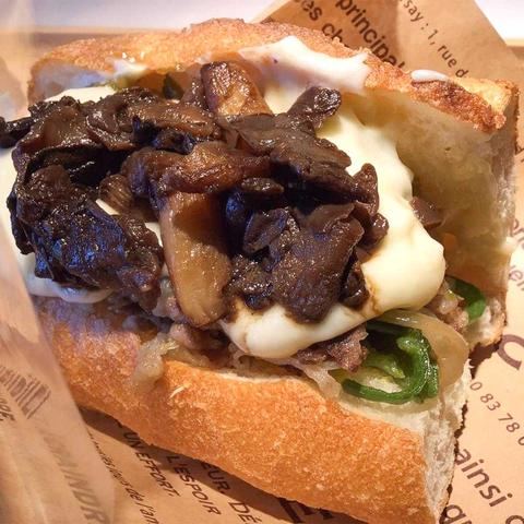 Fujiyama Bar 六本木 チーズステーキサンドイッチ トッピング マッシュルームソテー