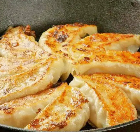 餃子×スパイス居酒屋 アニーノサカバ 焼きたてジューシー餃子