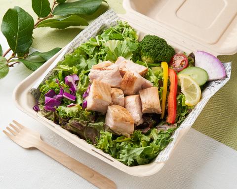 ヘルシー＆グリル マドズ 神田淡路町店 鶏むねグリルチキンと12品目野菜サラダ Grilled Chicken Breast Salad