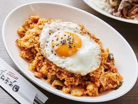 韓国料理 ホンデポチャ 池袋店 キムチチャーハン(おかず3品付き。)