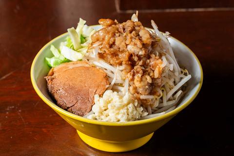 ラーメンイエロー 新宿御苑前店 背脂とにんにくラーメン