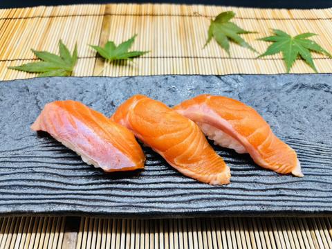 寿司・海鮮丼 がんこ 平野郷屋敷店 サーモンにぎり3貫 3 pieces of salmon nigiri