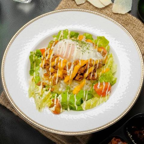 大盛無料の洋食屋さん。五つ星パスタ 沖縄タコライス1890円↓(味変ソース)