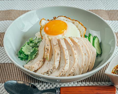 高たんぱく・糖質制限カオマンガイ 東京鶏飯食堂 品川店 【お月見】カオマンガイ(むね肉) [Fried Egg] Khaomangai(Breast)