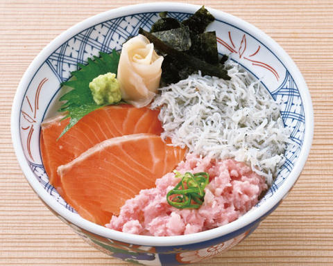 目利きの銀次 東川口北口駅前店 オランダ島サーモンとしらすとまぐろたたきの三種丼