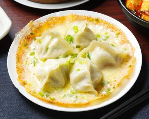 慶太郎餃子酒場 高田馬場店 しそチーズ焼き餃子 Pan-Fried Shiso Cheese Gyoza Dumplings