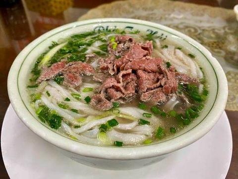 ベットコック 横浜 VIETCOOK YOKOHAMA PHO BO TAI/BEEF PHO WITH EYE ROUND STEAK/生に薄切りの牛肉乗せのフォー